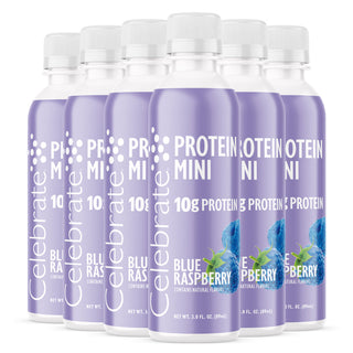 Várias garrafas de sabor Mini Blue Raspberry de Proteína sobre um fundo branco